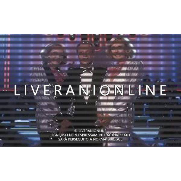 Le Gemelle Alice e Ellen Kessler, ballerine e cantanti tedesche - RETROSPETTIVA nella foto nel 1985 con Johnny Dorelli ©ARCHIVIO / AGENZIA ALDO LIVERANI SAS