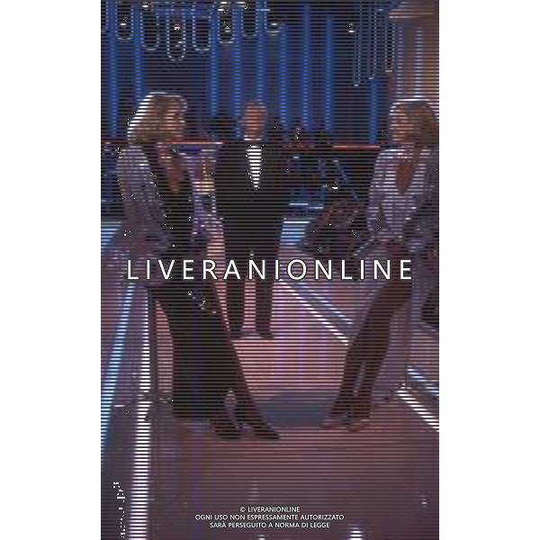 Le Gemelle Alice e Ellen Kessler, ballerine e cantanti tedesche - RETROSPETTIVA nella foto nel 1985 con Johnny Dorelli ©ARCHIVIO / AGENZIA ALDO LIVERANI SAS