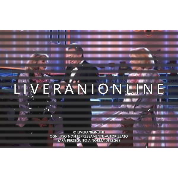 Le Gemelle Alice e Ellen Kessler, ballerine e cantanti tedesche - RETROSPETTIVA nella foto nel 1985 con Johnny Dorelli ©ARCHIVIO / AGENZIA ALDO LIVERANI SAS