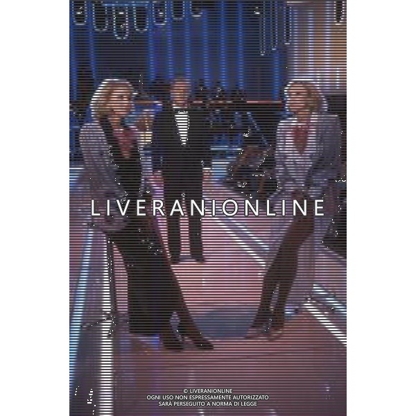 Le Gemelle Alice e Ellen Kessler, ballerine e cantanti tedesche - RETROSPETTIVA nella foto nel 1985 con Johnny Dorelli ©ARCHIVIO / AGENZIA ALDO LIVERANI SAS