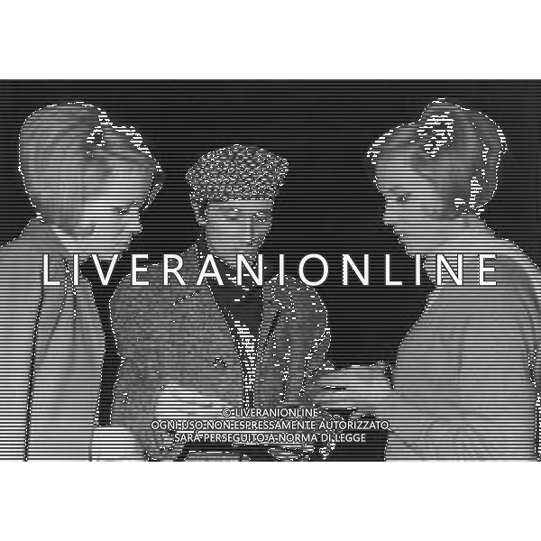 Le Gemelle Alice e Ellen Kessler, ballerine e cantanti tedesche - RETROSPETTIVA nella foto con Marcel Amont ©ARCHIVIO / AGENZIA ALDO LIVERANI SAS