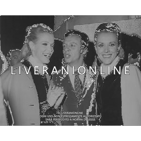 Le Gemelle Alice e Ellen Kessler, ballerine e cantanti tedesche - RETROSPETTIVA nella foto con Johnny Dorelli ©ARCHIVIO / AGENZIA ALDO LIVERANI SAS