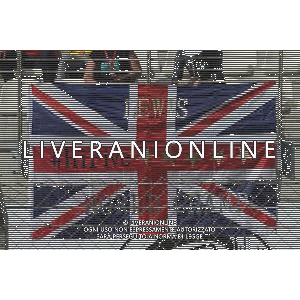 A flag for Lewis Hamilton (GBR) Mercedes AMG F1. 24.11.2018. Formula 1 World Championship, Rd 21, Abu Dhabi Grand Prix, Yas Marina Circuit, Abu Dhabi, Qualifying Day. / AGENZIA ALDO LIVERANI SAS -ITALY ONLY EDITORIAL USE ONLY - Gp F1 Prove Ufficiali Qualifiche - Abu Dhabi Grand Prix - Emirati Arabi Uniti 24.11.2018
