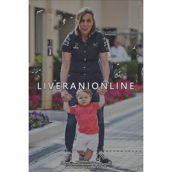 Claire Williams (GBR) Williams Deputy Team Principal with her son Nate. 24.11.2018. Formula 1 World Championship, Rd 21, Abu Dhabi Grand Prix, Yas Marina Circuit, Abu Dhabi, Qualifying Day. / AGENZIA ALDO LIVERANI SAS -ITALY ONLY EDITORIAL USE ONLY - Gp F1 Prove Ufficiali Qualifiche - Abu Dhabi Grand Prix - Emirati Arabi Uniti 24.11.2018