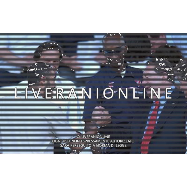 PERUGIA 19/07/2003 TERZO TURNO INTERTOTO 2003 PERUGIA-ALLIANSSI NELLA FOTO: STRETTA DI ANO TRA SAADI AL GHEDDAFI E LUCIANO GAUCCI* FOTO 1905/ROBERTO SETTONCE/ALDO LIVERANI S.A.S.