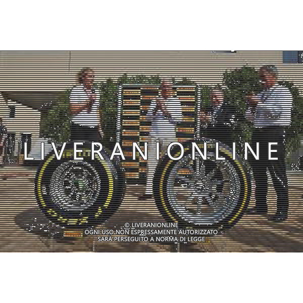 Pirelli extend their partnership with Formula 1 until 2023: (L to R): Rosanna Tennant (GBR) F1 Presenter; Marco Tronchetti Provera (ITA) Pirelli Chairman; Jean Todt (FRA) FIA President; Chase Carey (USA) Formula One Group Chairman. 25.11.2018. Formula 1 World Championship, Rd 21, Abu Dhabi Grand Prix, Yas Marina Circuit, Abu Dhabi, Race Day. AG ALDO LIVERANI SAS-ONLY ITALY