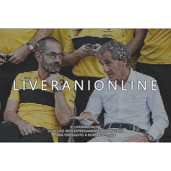(L to R): Thierry Koskas, Renault Executive Vice President of Sales and Marketing and Alain Prost (FRA) Renault Sport F1 Team Special Advisor at a team photograph. 25.11.2018. Formula 1 World Championship, Rd 21, Abu Dhabi Grand Prix, Yas Marina Circuit, Abu Dhabi, Race Day. AG ALDO LIVERANI SAS-ONLY ITALY