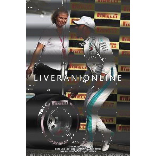 Lewis Hamilton (GBR) Mercedes AMG F1 receives the Pirelli Pole Position Award. 25.11.2018. Formula 1 World Championship, Rd 21, Abu Dhabi Grand Prix, Yas Marina Circuit, Abu Dhabi, Race Day. AG ALDO LIVERANI SAS-ONLY ITALY