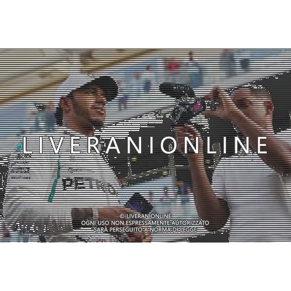 (L to R): Lewis Hamilton (GBR) Mercedes AMG F1 and Will Smith (USA) Actor on the drivers parade. 25.11.2018. Formula 1 World Championship, Rd 21, Abu Dhabi Grand Prix, Yas Marina Circuit, Abu Dhabi, Race Day. AG ALDO LIVERANI SAS-ONLY ITALY