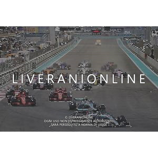 Lewis Hamilton (GBR) Mercedes AMG F1 W09 leads at the start of the race. 25.11.2018. Formula 1 World Championship, Rd 21, Abu Dhabi Grand Prix, Yas Marina Circuit, Abu Dhabi, Race Day. AG ALDO LIVERANI SAS-ONLY ITALY