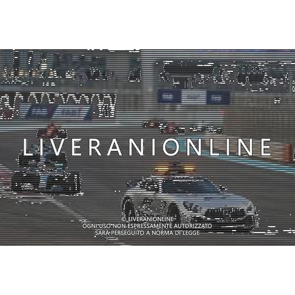 Lewis Hamilton (GBR) Mercedes AMG F1 W09 leads behind the FIA Safety Car. 25.11.2018. Formula 1 World Championship, Rd 21, Abu Dhabi Grand Prix, Yas Marina Circuit, Abu Dhabi, Race Day. AG ALDO LIVERANI SAS-ONLY ITALY