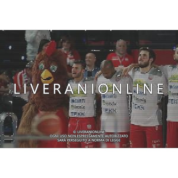 IMOLA 25 NOVEMBRE 2018 NATURELLE BASKET IMOLA ROSETO NELLA FOTO GINA LA GALLINA E SQUADRA DURANTE L\'INNO ITALIANO FOTO GIANNI SANNA-AG ALDO LIVERANI SAS