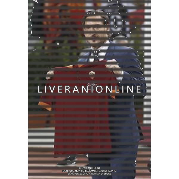 HALL OF FAME - Cerimonia per Francesco Totti 27/11/2018 nella foto: francesco totti mostra la maglia speciale al pubblico ©Claudio Zamagni/Agenzia Aldo Liverani