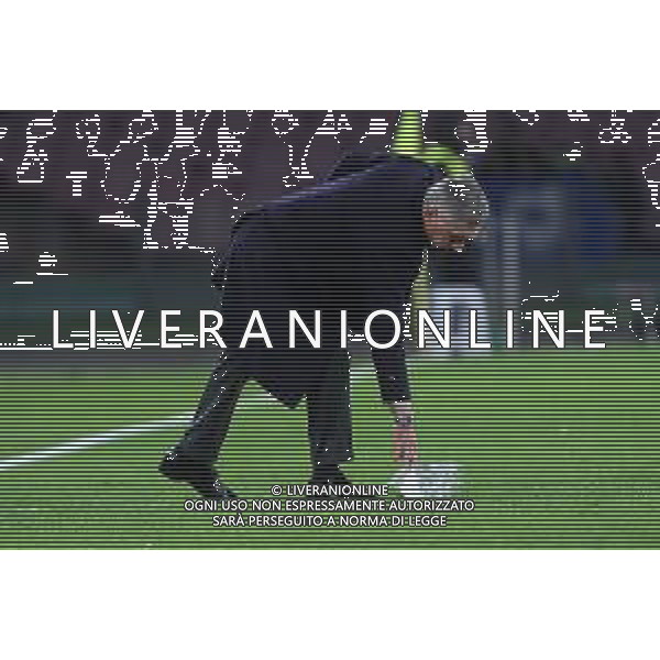 NAPOLI - STELLA ROSSA BELGRADO CHAMPIONS LEAGUE 28.11.2018 NELLA FOTO CARLO ANCELOTTI raccoglie una carta dal campo ©MOSCA / AGENZIA ALDO LIVERANI SAS