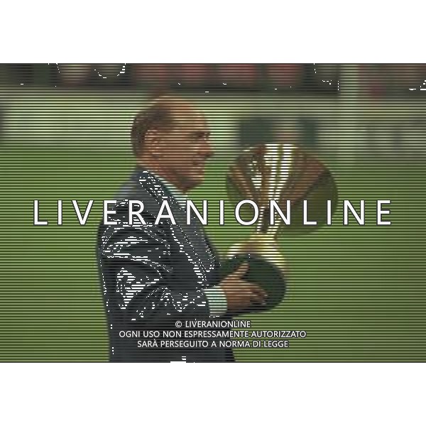 21-08-1999 MILANO- FINALE DI SUPERCOPPA ITALIANA MILAN PARMA 1-2 NELLA FOTO SILVIO BERLUSCONI PRESIDENTE DEL MILAN CALCIO CON LA COPPA PER LA VITTORIA DEL CAMPIONATO AG ALDO LIVERANI SAS