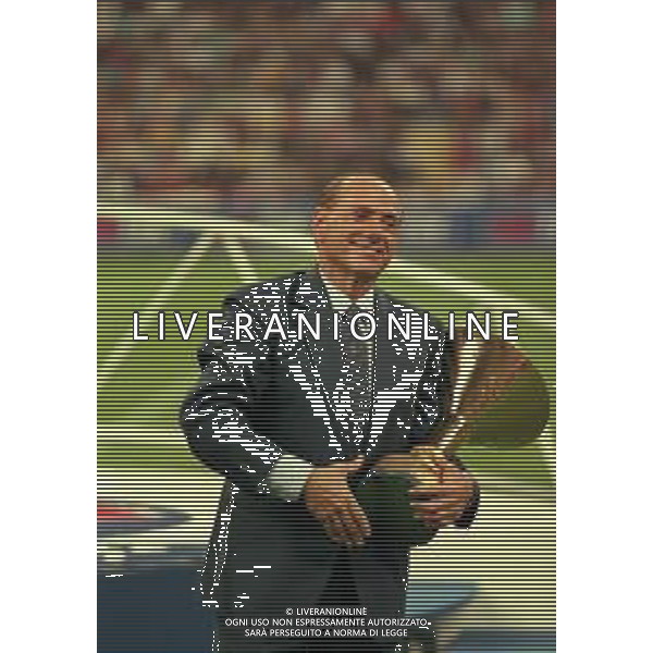 21-08-1999 MILANO- FINALE DI SUPERCOPPA ITALIANA MILAN PARMA 1-2 NELLA FOTO SILVIO BERLUSCONI PRESIDENTE DEL MILAN CALCIO CON LA COPPA PER LA VITTORIA DEL CAMPIONATO AG ALDO LIVERANI SAS