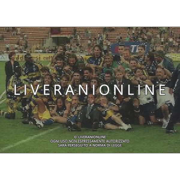 21-08-1999 MILANO- FINALE DI SUPERCOPPA ITALIANA MILAN PARMA 1-2 NELLA FOTO I GIOCATORI DEL PARMA FESTEGGIANO LA SUPERCOPPA ITALIANA AG ALDO LIVERANI SAS