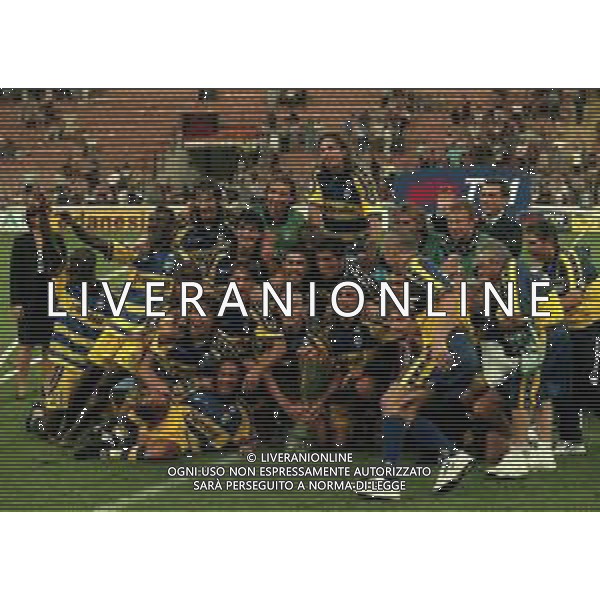 21-08-1999 MILANO- FINALE DI SUPERCOPPA ITALIANA MILAN PARMA 1-2 NELLA FOTO I GIOCATORI DEL PARMA FESTEGGIANO LA SUPERCOPPA ITALIANA AG ALDO LIVERANI SAS