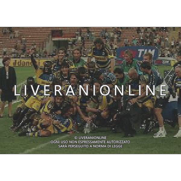 21-08-1999 MILANO- FINALE DI SUPERCOPPA ITALIANA MILAN PARMA 1-2 NELLA FOTO I GIOCATORI DEL PARMA FESTEGGIANO LA SUPERCOPPA ITALIANA AG ALDO LIVERANI SAS