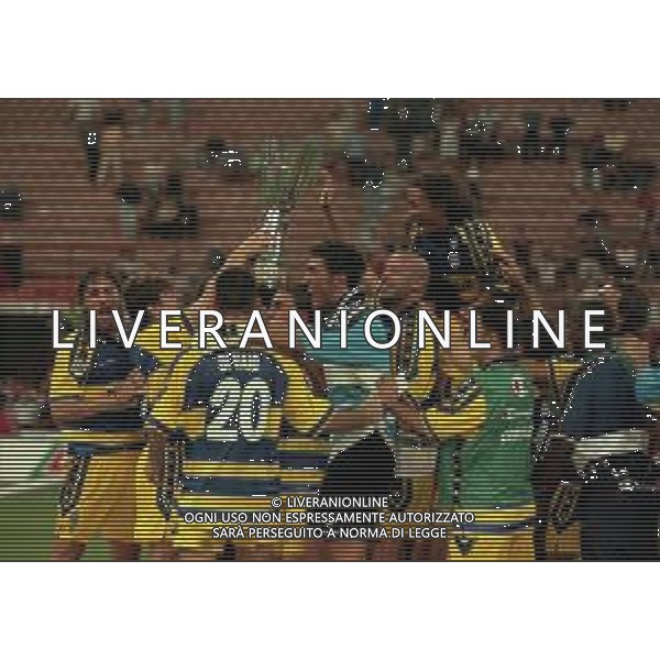 21-08-1999 MILANO- FINALE DI SUPERCOPPA ITALIANA MILAN PARMA 1-2 NELLA FOTO I GIOCATORI DEL PARMA FESTEGGIANO LA SUPERCOPPA ITALIANA AG ALDO LIVERANI SAS