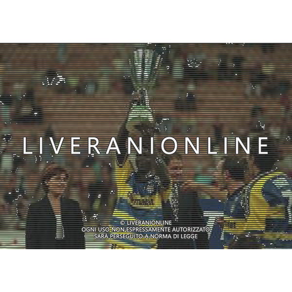 21-08-1999 MILANO- FINALE DI SUPERCOPPA ITALIANA MILAN PARMA 1-2 NELLA FOTO I GIOCATORI DEL PARMA FESTEGGIANO LA SUPERCOPPA ITALIANA AG ALDO LIVERANI SAS