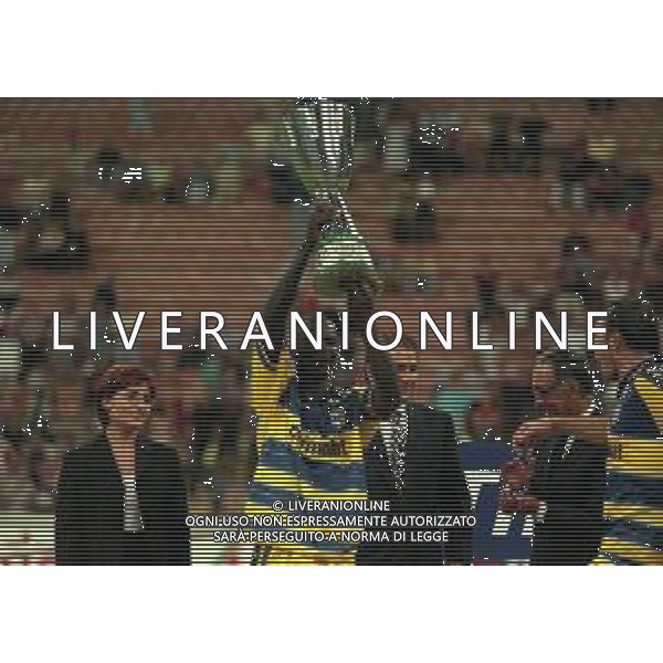 21-08-1999 MILANO- FINALE DI SUPERCOPPA ITALIANA MILAN PARMA 1-2 NELLA FOTO I GIOCATORI DEL PARMA FESTEGGIANO LA SUPERCOPPA ITALIANA AG ALDO LIVERANI SAS