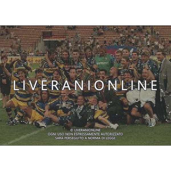 21-08-1999 MILANO- FINALE DI SUPERCOPPA ITALIANA MILAN PARMA 1-2 NELLA FOTO I GIOCATORI DEL PARMA FESTEGGIANO LA SUPERCOPPA ITALIANA AG ALDO LIVERANI SAS 