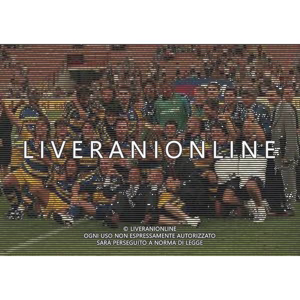 21-08-1999 MILANO- FINALE DI SUPERCOPPA ITALIANA MILAN PARMA 1-2 NELLA FOTO I GIOCATORI DEL PARMA FESTEGGIANO LA SUPERCOPPA ITALIANA AG ALDO LIVERANI SAS 