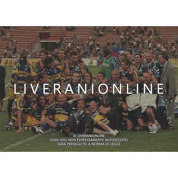 21-08-1999 MILANO- FINALE DI SUPERCOPPA ITALIANA MILAN PARMA 1-2 NELLA FOTO I GIOCATORI DEL PARMA FESTEGGIANO LA SUPERCOPPA ITALIANA AG ALDO LIVERANI SAS 