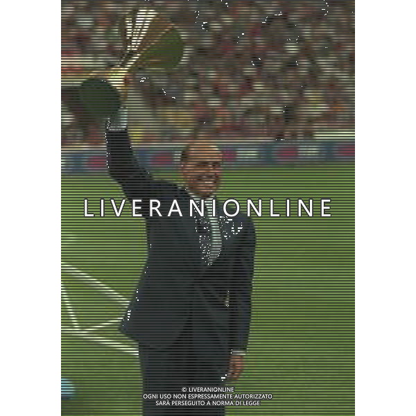 21-08-1999 MILANO- FINALE DI SUPERCOPPA ITALIANA MILAN PARMA 1-2 NELLA FOTO SILVIO BERLUSCONI PRESIDENTE DEL MILAN CALCIO CON LA COPPA PER LA VITTORIA DEL CAMPIONATO AG ALDO LIVERANI SAS
