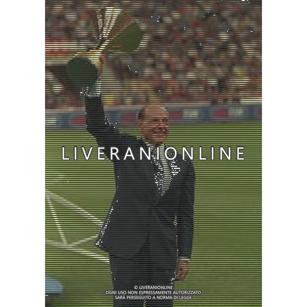 21-08-1999 MILANO- FINALE DI SUPERCOPPA ITALIANA MILAN PARMA 1-2 NELLA FOTO SILVIO BERLUSCONI PRESIDENTE DEL MILAN CALCIO CON LA COPPA PER LA VITTORIA DEL CAMPIONATO AG ALDO LIVERANI SAS