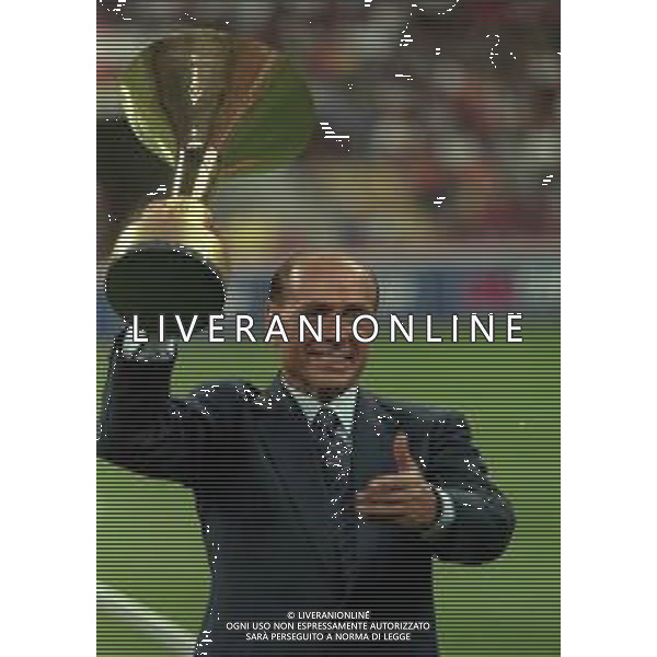 21-08-1999 MILANO- FINALE DI SUPERCOPPA ITALIANA MILAN PARMA 1-2 NELLA FOTO SILVIO BERLUSCONI PRESIDENTE DEL MILAN CALCIO CON LA COPPA PER LA VITTORIA DEL CAMPIONATO AG ALDO LIVERANI SAS