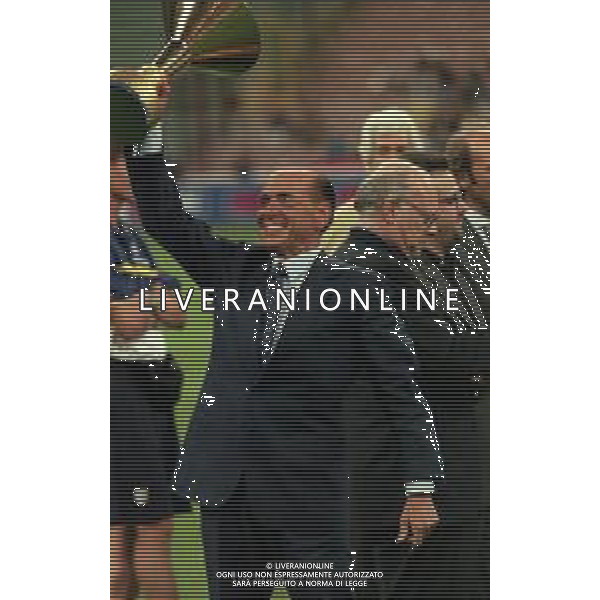 21-08-1999 MILANO- FINALE DI SUPERCOPPA ITALIANA MILAN PARMA 1-2 NELLA FOTO SILVIO BERLUSCONI PRESIDENTE DEL MILAN CALCIO CON LA COPPA PER LA VITTORIA DEL CAMPIONATO AG ALDO LIVERANI SAS