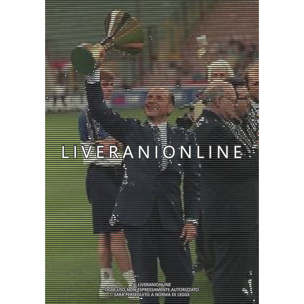 21-08-1999 MILANO- FINALE DI SUPERCOPPA ITALIANA MILAN PARMA 1-2 NELLA FOTO SILVIO BERLUSCONI PRESIDENTE DEL MILAN CALCIO CON LA COPPA PER LA VITTORIA DEL CAMPIONATO AG ALDO LIVERANI SAS