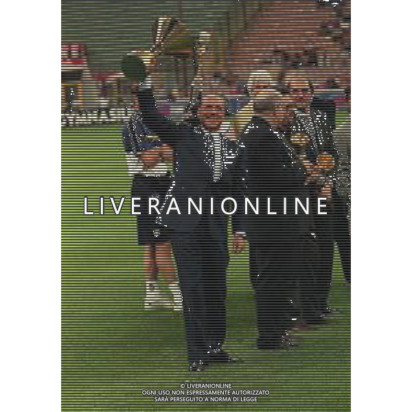 21-08-1999 MILANO- FINALE DI SUPERCOPPA ITALIANA MILAN PARMA 1-2 NELLA FOTO SILVIO BERLUSCONI PRESIDENTE DEL MILAN CALCIO CON LA COPPA PER LA VITTORIA DEL CAMPIONATO AG ALDO LIVERANI SAS