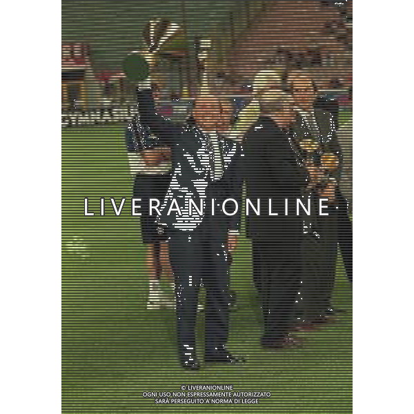 21-08-1999 MILANO- FINALE DI SUPERCOPPA ITALIANA MILAN PARMA 1-2 NELLA FOTO SILVIO BERLUSCONI PRESIDENTE DEL MILAN CALCIO CON LA COPPA PER LA VITTORIA DEL CAMPIONATO AG ALDO LIVERANI SAS