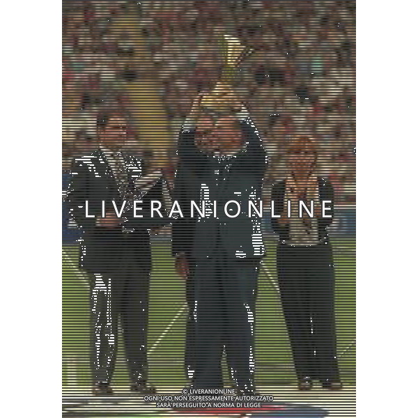 21-08-1999 MILANO- FINALE DI SUPERCOPPA ITALIANA MILAN PARMA 1-2 NELLA FOTO SILVIO BERLUSCONI PRESIDENTE DEL MILAN CALCIO CON LA COPPA PER LA VITTORIA DEL CAMPIONATO AG ALDO LIVERANI SAS