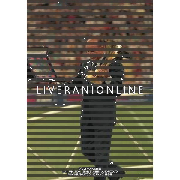 21-08-1999 MILANO- FINALE DI SUPERCOPPA ITALIANA MILAN PARMA 1-2 NELLA FOTO SILVIO BERLUSCONI PRESIDENTE DEL MILAN CALCIO CON LA COPPA PER LA VITTORIA DEL CAMPIONATO AG ALDO LIVERANI SAS