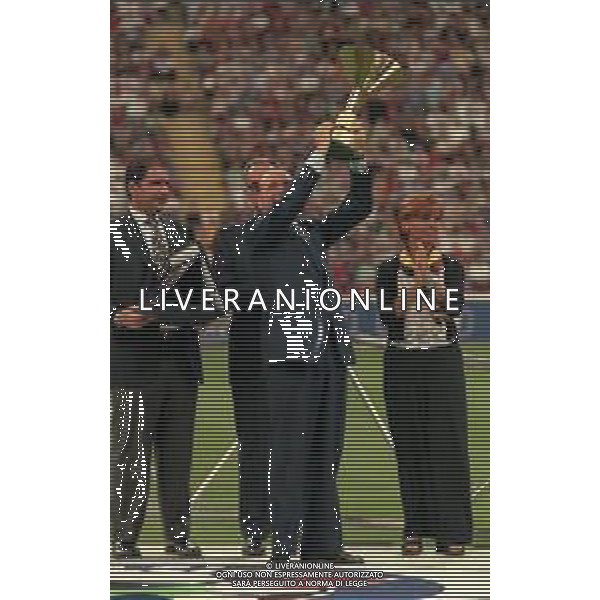 21-08-1999 MILANO- FINALE DI SUPERCOPPA ITALIANA MILAN PARMA 1-2 NELLA FOTO SILVIO BERLUSCONI PRESIDENTE DEL MILAN CALCIO CON LA COPPA PER LA VITTORIA DEL CAMPIONATO AG ALDO LIVERANI SAS