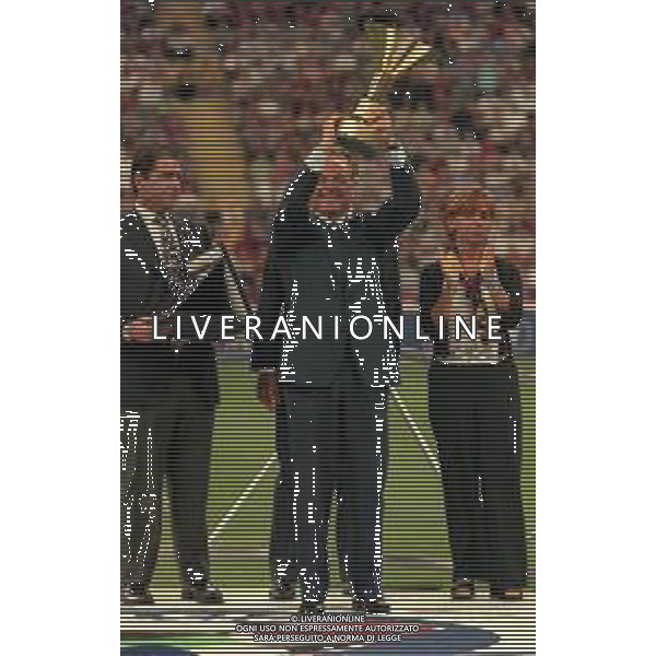 21-08-1999 MILANO- FINALE DI SUPERCOPPA ITALIANA MILAN PARMA 1-2 NELLA FOTO SILVIO BERLUSCONI PRESIDENTE DEL MILAN CALCIO CON LA COPPA PER LA VITTORIA DEL CAMPIONATO AG ALDO LIVERANI SAS