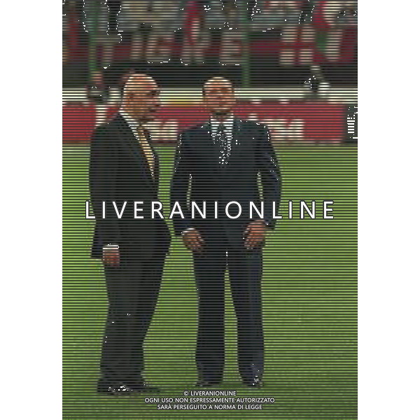 21-08-1999 MILANO- FINALE DI SUPERCOPPA ITALIANA MILAN PARMA 1-2 NELLA FOTO SILVIO BERLUSCONI PRESIDENTE DEL MILAN CALCIO CON LA COPPA PER LA VITTORIA DEL CAMPIONATO CON ADRIANO GALLIANI AG ALDO LIVERANI SAS