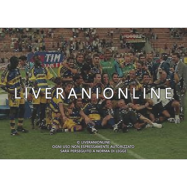 21-08-1999 MILANO- FINALE DI SUPERCOPPA ITALIANA MILAN PARMA 1-2 NELLA FOTO PREMIAZIONE DELLA SQUADRA DEL PARMA CALCIO CON LA SUPERCOPPA ITALIANA AG ALDO LIVERANI SAS