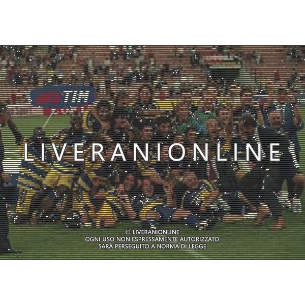 21-08-1999 MILANO- FINALE DI SUPERCOPPA ITALIANA MILAN PARMA 1-2 NELLA FOTO PREMIAZIONE DELLA SQUADRA DEL PARMA CALCIO CON LA SUPERCOPPA ITALIANA AG ALDO LIVERANI SAS