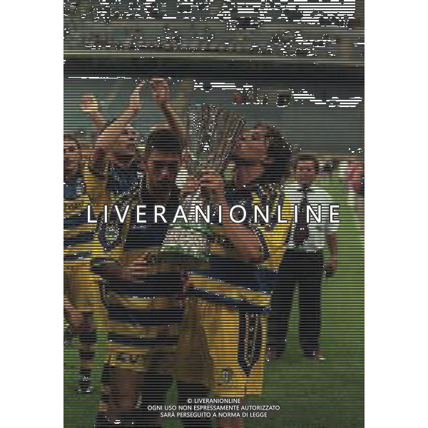 21-08-1999 MILANO- FINALE DI SUPERCOPPA ITALIANA MILAN PARMA 1-2 NELLA FOTO PREMIAZIONE DELLA SQUADRA DEL PARMA CALCIO CON LA SUPERCOPPA ITALIANA AG ALDO LIVERANI SAS