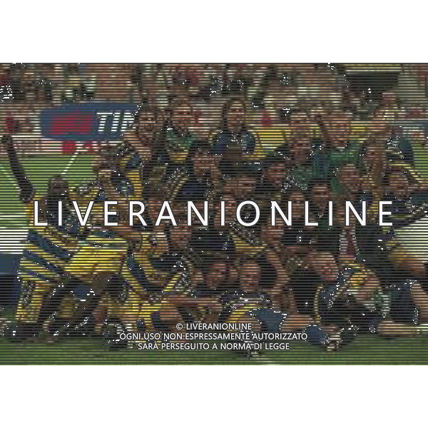 21-08-1999 MILANO- FINALE DI SUPERCOPPA ITALIANA MILAN PARMA 1-2 NELLA FOTO PREMIAZIONE DELLA SQUADRA DEL PARMA CALCIO CON LA SUPERCOPPA ITALIANA AG ALDO LIVERANI SAS