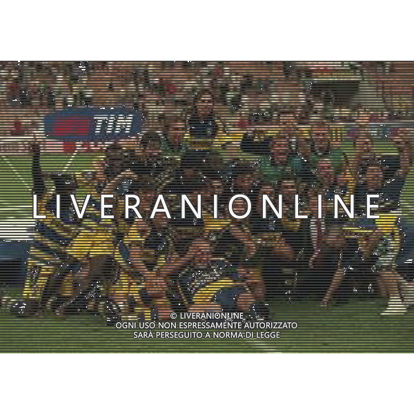 21-08-1999 MILANO- FINALE DI SUPERCOPPA ITALIANA MILAN PARMA 1-2 NELLA FOTO PREMIAZIONE DELLA SQUADRA DEL PARMA CALCIO CON LA SUPERCOPPA ITALIANA AG ALDO LIVERANI SAS