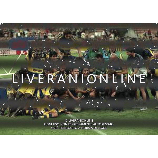 21-08-1999 MILANO- FINALE DI SUPERCOPPA ITALIANA MILAN PARMA 1-2 NELLA FOTO PREMIAZIONE DELLA SQUADRA DEL PARMA CALCIO CON LA SUPERCOPPA ITALIANA AG ALDO LIVERANI SAS
