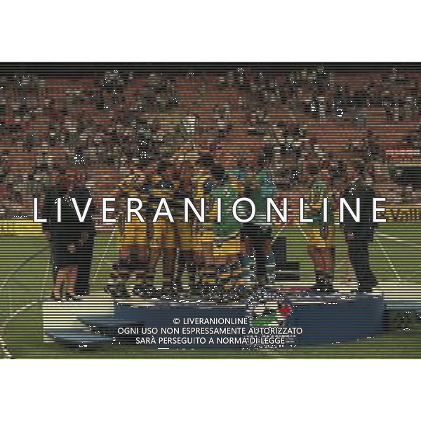 21-08-1999 MILANO- FINALE DI SUPERCOPPA ITALIANA MILAN PARMA 1-2 NELLA FOTO PREMIAZIONE DELLA SQUADRA DEL PARMA CALCIO CON LA SUPERCOPPA ITALIANA AG ALDO LIVERANI SAS