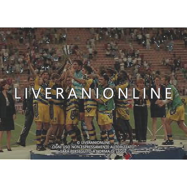 21-08-1999 MILANO- FINALE DI SUPERCOPPA ITALIANA MILAN PARMA 1-2 NELLA FOTO PREMIAZIONE DELLA SQUADRA DEL PARMA CALCIO CON LA SUPERCOPPA ITALIANA AG ALDO LIVERANI SAS