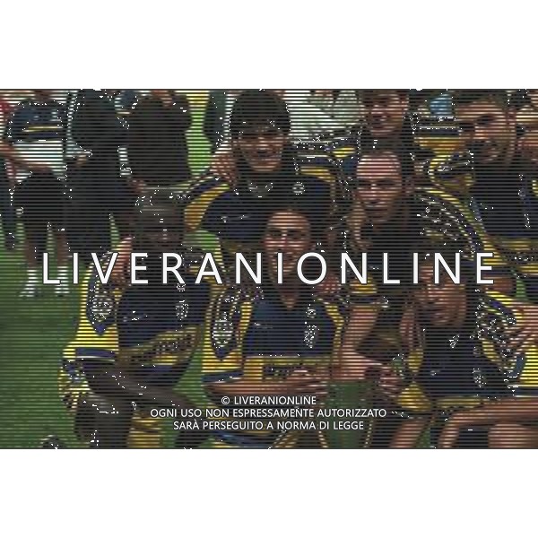 21-08-1999 MILANO- FINALE DI SUPERCOPPA ITALIANA MILAN PARMA 1-2 NELLA FOTO PREMIAZIONE DELLA SQUADRA DEL PARMA CALCIO CON LA SUPERCOPPA ITALIANA AG ALDO LIVERANI SAS